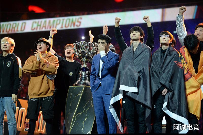 英雄联盟传奇谢幕,球迷泪洒赛场 英雄联盟传奇谢幕,球迷泪洒赛场