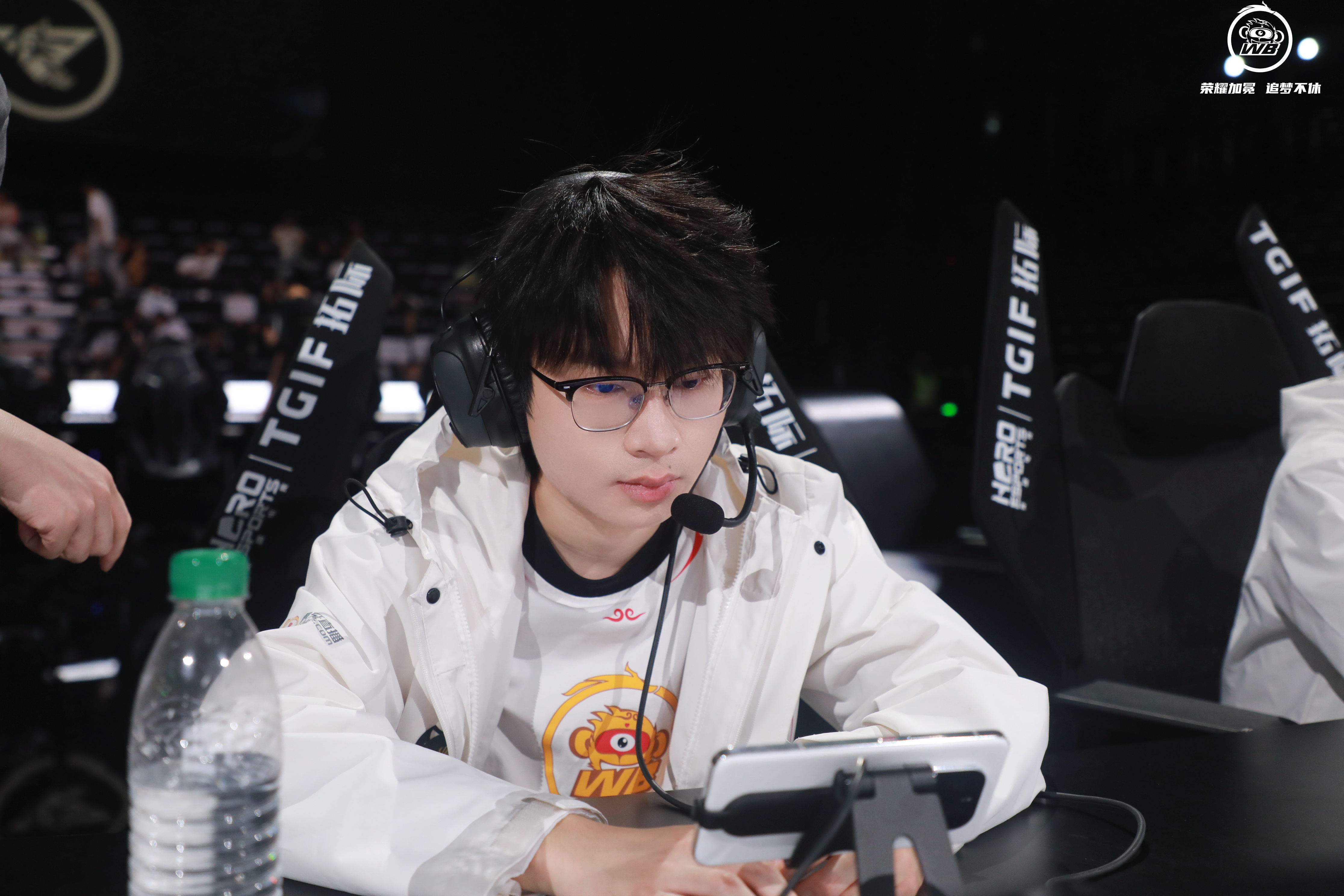 开云体育在线-FLY碾压WBG，BDD线上压制力十足顶尖较量淘汰赛，让粉丝疯狂欢呼